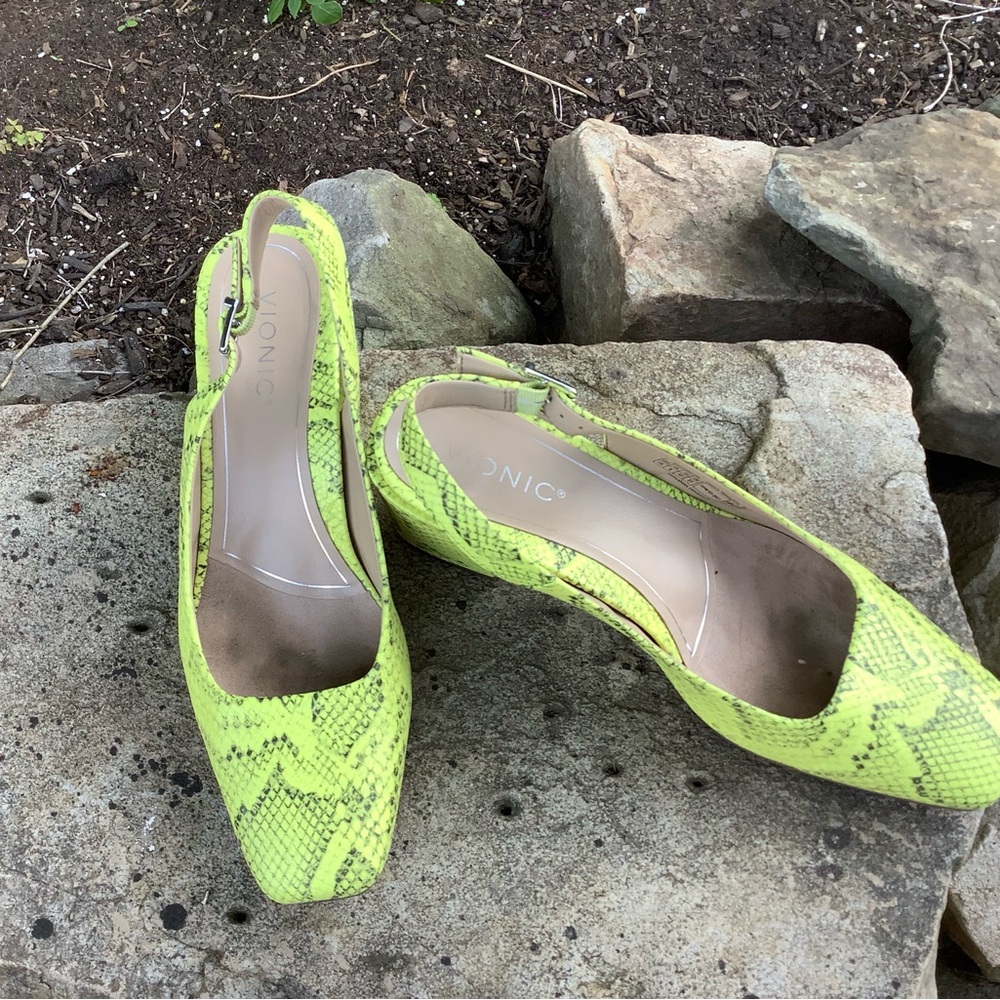 Vionic Green Heeled Shoes with Textured Design